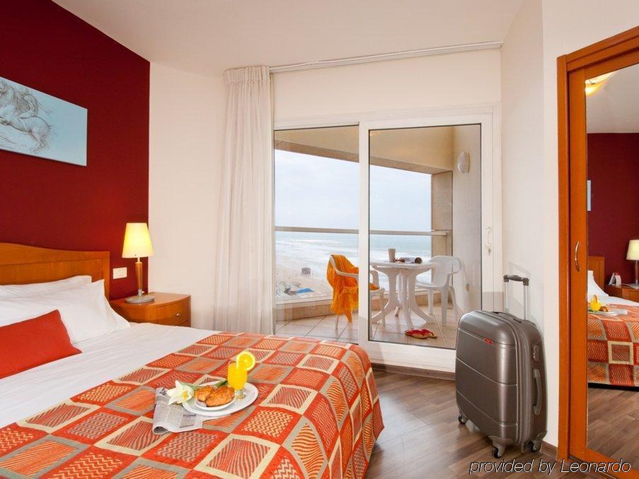 Arena Hotel By The Beach Bat Yam Room photo
