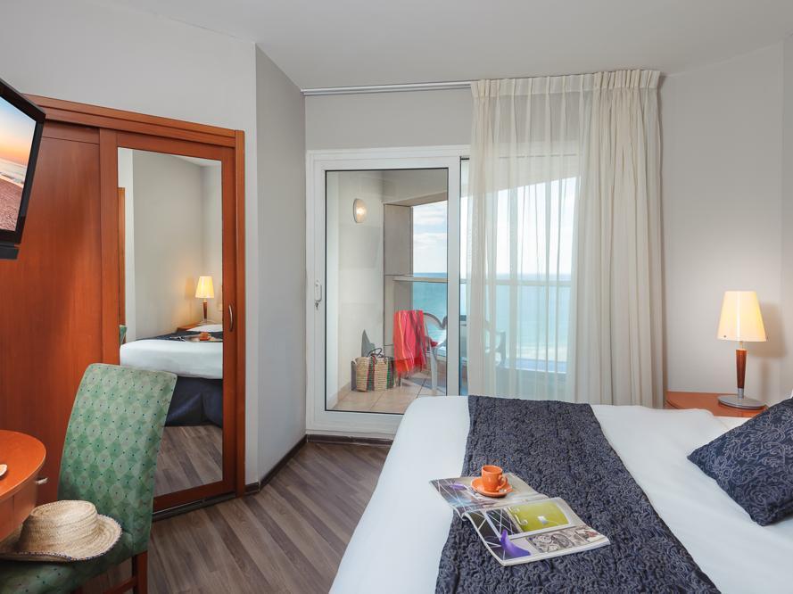 Arena Hotel By The Beach Bat Yam Exterior photo