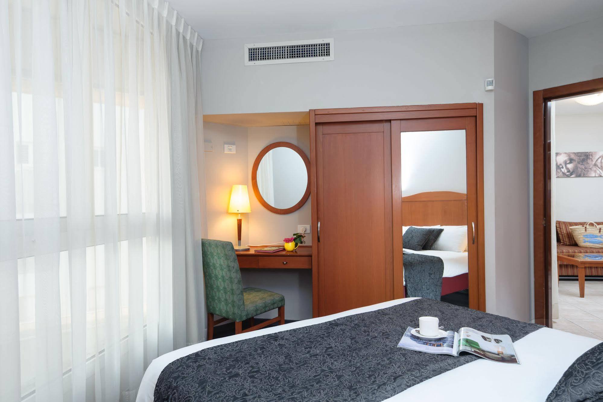 Arena Hotel By The Beach Bat Yam Exterior photo