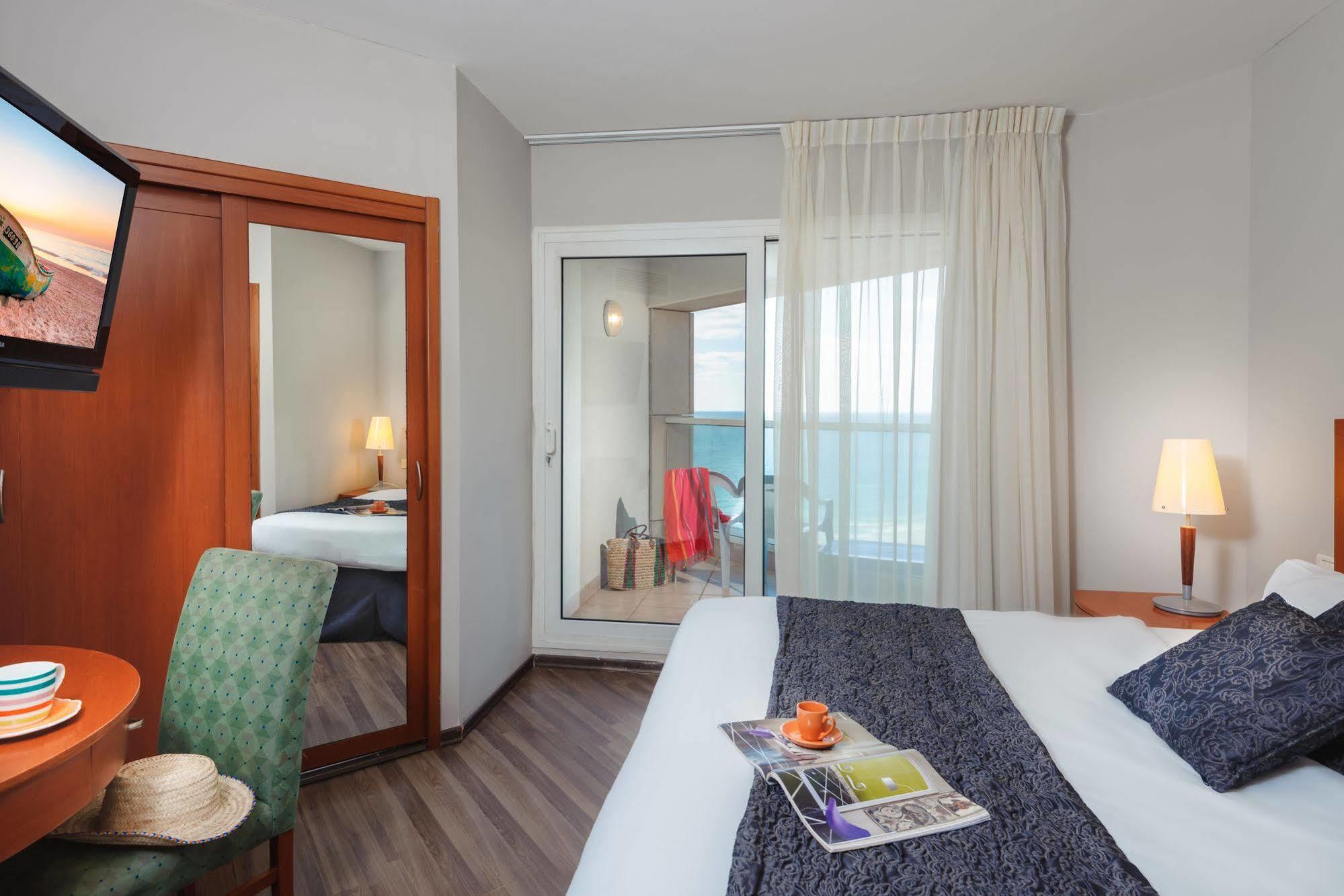 Arena Hotel By The Beach Bat Yam Exterior photo