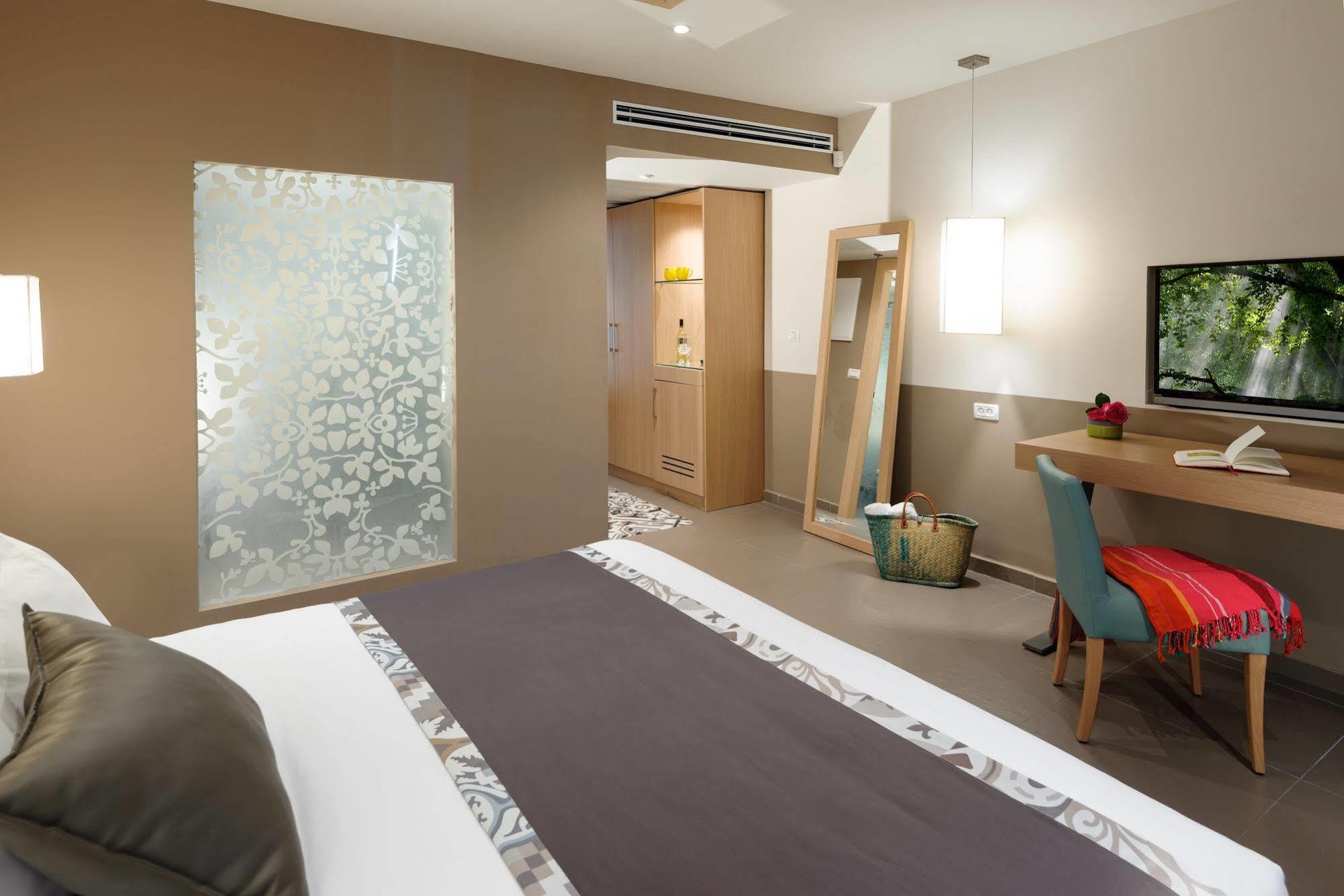 Arena Hotel By The Beach Bat Yam Exterior photo