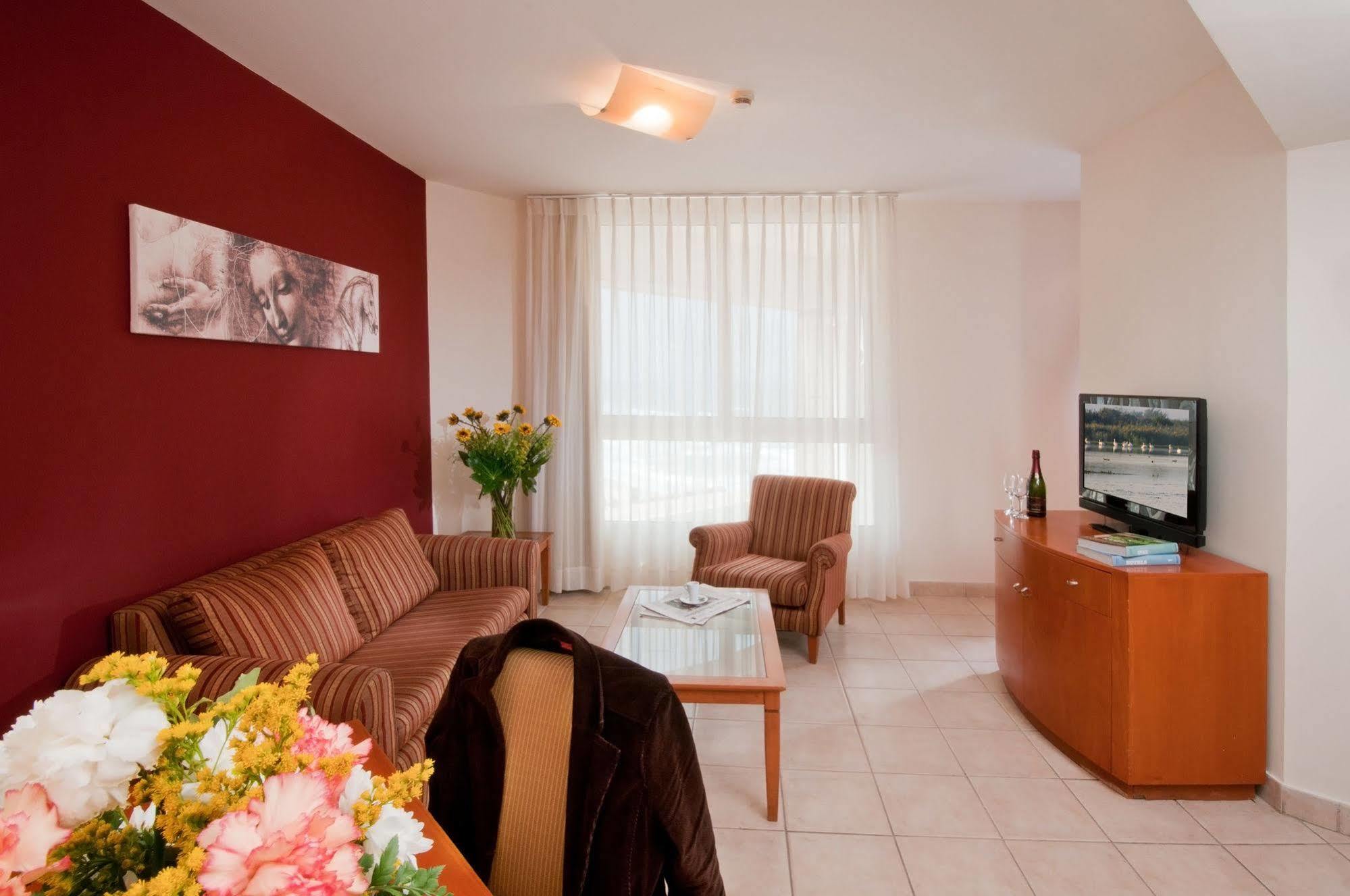 Arena Hotel By The Beach Bat Yam Room photo