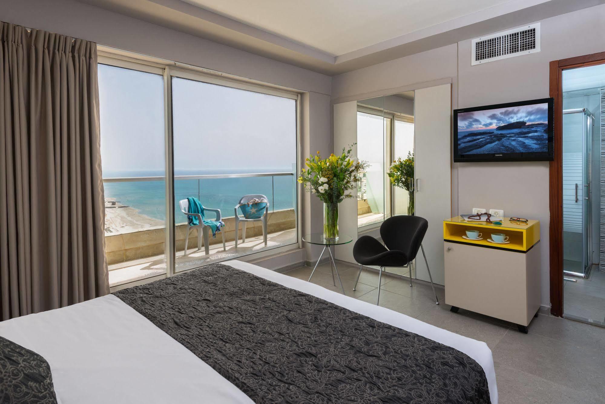 Arena Hotel By The Beach Bat Yam Exterior photo